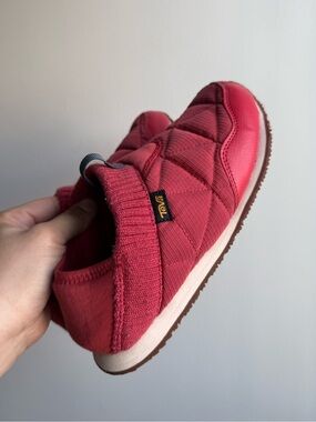 Women's Size 5US 36EU Teva ReEmber Red Quilted Slip On Casual Loafer Shoes